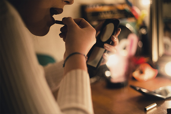 girl putting on make-up